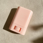マザーアンドドーター・クリアUVスティック SPF50+PA++++手を汚さずさっと塗れる！きしまないサラサラなテクスチャーのボディ＆フェイス用透明UVスティック🫧UVスティック便利すぎる〜…のInstagram画像