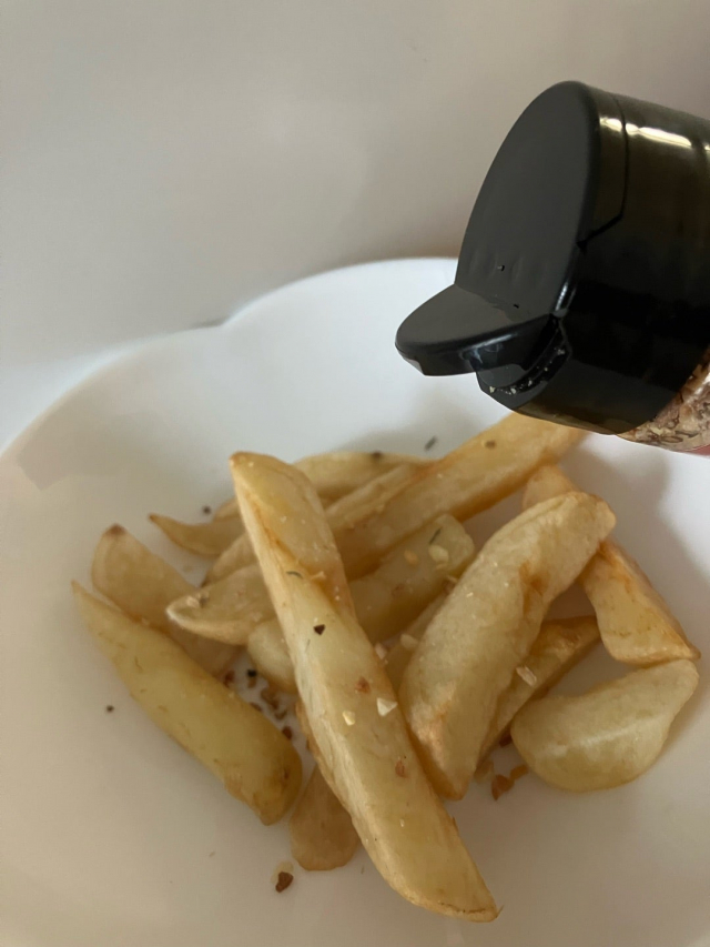 口コミ：結晶状の岩塩をベースに、数種類のハーブとスパイスをブレンド♡クレイジーソルトの画像（3枚目）