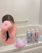 🛀お風呂じかんが楽しくなる新しい相棒𓂃🫧"泡ねんど 遊べるボディソープ "ぶどうの香り＆いちごの香り＆無香料弾力のある泡で形を作ったりできるから夢中になって色々と作ってみたよ💙泡風呂で…のInstagram画像