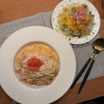 今日の#晩ご飯#柚子胡椒明太子クリームパスタ#サラダでした🍝いつもはクリームソースをお鍋に作っておいて別のお鍋でパスタを茹でていたけどソースとパスタ茹でるのもフライパン1つで作る動画を見…のInstagram画像