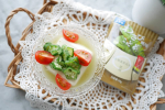 .食欲がない日にピッタリな一品🥗　　豆腐の上にお好みの薬味やお野菜をのせて(今回はオクラとトマトを使用)水で溶かしたわさび風味こんぶ茶をかけるだけ！　わさびのツンとした鼻に抜ける感じと…のInstagram画像