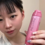 年齢肌サインが気になるわたしのは、もちもち泡のオールインワン炭酸セラムで毎日お手入れしているよ♩😌💕・ピンクのボトルが可愛くておしゃれ、しかもこれ一つで7役もこなしてくれるの🫶(化粧水、乳…のInstagram画像