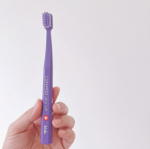 💜‎🤍✔︎︎︎︎クラプロックス　キッズ　子ども歯ブラシ..クラプロックス様より、商品をお試しさせていただきました🍒´-.スイス産まれのプレミアム歯ブラシです🇨🇭おとな用と比べて小さなお口…のInstagram画像