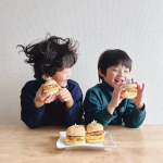 ❁⃘雨でお外にお出かけも出来ないから子供たちと一緒にコロッケバーガー作り👦🏻🍔・厚焼き玉子焼いてバンズをチンしてコロッケ切って挟んで完成👏❣️・活用したのはおうちCO-OPの人気時短商品…のInstagram画像