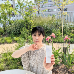 大好きだけど　白い服を着ると　顔が暗いのが気になる💦　と痛感し　救いを求めるように使い始めたのが　このコスメです🎶🟪薬用ホワイトニングジェルEX (SIMIUSジェル)🟪モニプラ様の提供で試…のInstagram画像
