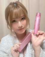 炭酸泡の美容液って初めて使ったけどコレすごい…！ぷしゅっと出すと濃密な泡がしゅわしゅわ〜っと広がって肌になじませると一気にうるおいチャージされる感じ♡特に朝のスキンケアに使うと肌がふっくら整って…のInstagram画像