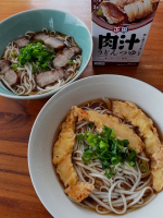 麺でおいしい食卓 肉汁うどんつゆ専門店の本格的な味を、短時間で簡単におうちで楽しめる嬉しい商品♪豚肉が良く合う事は知っていたけど…とり天でも美味しそう！と思って試してみました〜♪とり天も…のInstagram画像