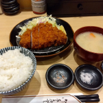 蒲田に本店がある、とんかつ屋さんあおきの天空橋店を訪れました。肉厚なロースにサクッとした衣がたまらない美味しさ♪豚汁はどことなく生姜の香りがして、大人な味わいでした☆#PR #野菜をMOTTO…のInstagram画像