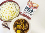 【正田醤油 ＜麺でおいしい食卓＞肉汁うどんつゆ】肉汁うどんは、関東や武蔵野地域を中心に食べられている郷土料理。豚肉やねぎを加えた醤油ベースの温かいつけつゆに、冷たくしめた太めのうどんをつけてい…のInstagram画像