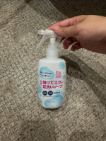 帰ってスグの足洗いソープ旦那はじめ子供達も毎日足が臭います。いつも帰宅したらお風呂に直行してもらうくらいです。これだと友達の家行くって時にシュッシュしてさーっと流してスグ、行けるので子供達に人気…のInstagram画像