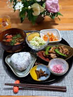 .いつもの寄せ集めお惣菜ランチ🍴豚肉とスナップえんどうのカレーソテー🍴クルミ入りキャロットラペ🍴ハムとキャベツのコールスローサラダ🍴紫玉葱のマリネ🍴きゃらぶき🍴きのこと生麩のお吸い物…のInstagram画像