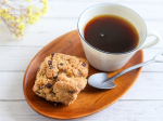 。🍪チョコスコーンとコーヒーカタネベーカリーのチョコスコーンで#コーヒータイム 。ザクザク食感にチョコの甘さが美味しい😋..『玄米酵素ハイ・ゲンキ スピルリナ』も一緒に♪(@gen…のInstagram画像