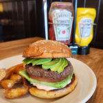 Today's ᴸᵘᴺᑦᴴ𖥣𖥣⁡⁡⁡⁡⁡⁡移転してから行けてなかった#ONIBUSBURGER(@the_onibus_burger )さんへ🍔🍔アボカドバーガー🍔キングバーガー を注文！…のInstagram画像