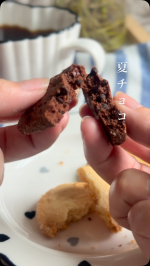 チョコレートのギフトって溶けるから夏場は避けるイメージだけど、冷やして食べるカカオアイスデザートやチョコチップたっぷりのサブレなど夏でも楽しめるギフト🎁サクサクのサブレは3種類のテイストで個包装だ…のInstagram画像