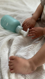 ☆*:.｡. @and_uta_official samaのBODY SOAPを使ってみました泡で出てくるフォームタイプでかわいい形状なのに安定感のあるボトル子供を支えながらや抱っこしなが…のInstagram画像
