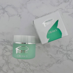 ピアベルピアのクリームS✨天然ミネラルの温泉水が配合されたクリーム♨️ビタミンも入っているからこの時期にもピッタリ🙌💖ベージュ色のクリームはしっとりとしたこっくり感もあるけど伸ばすと…のInstagram画像