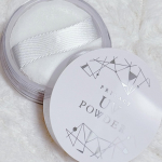プライバシー UVパウダー501つでUVカットもテカリもブロックしてくれるアイテムです。SPF50+PA++++で透明タイプのルースパウダーなので肌の色などを選ぶことなく使えます。お粉も柔らか…のInstagram画像