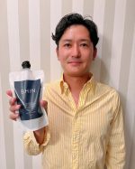 現在洗顔フォームも愛用しているメンズコスメSHINシリーズ✨シャンプーはほんのりシトラスの香りでサッパリした洗い心地だそうです✨😊いよいよ40代。加齢臭に気をつけないといけない年頃になっ…のInstagram画像