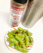 ..平日の疲れた夜にも、これ一本で時短レシピの完成！！クレイジーガーリック🧄🧂...夫用のおつまみに枝豆ペペロンチーノ作りました🫛🌶️子供達と食べる用に茹でた枝豆を、フライパンで…のInstagram画像