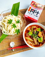 .今日のお昼は、正田醤油さま @shoda_shoyu1873 の『旨辛肉汁うどんつゆ』をいただきました。同じ商品で『肉汁うどんつゆ』がありますが、こちらは「旨辛」と付くように唐辛子やニンニクが…のInstagram画像