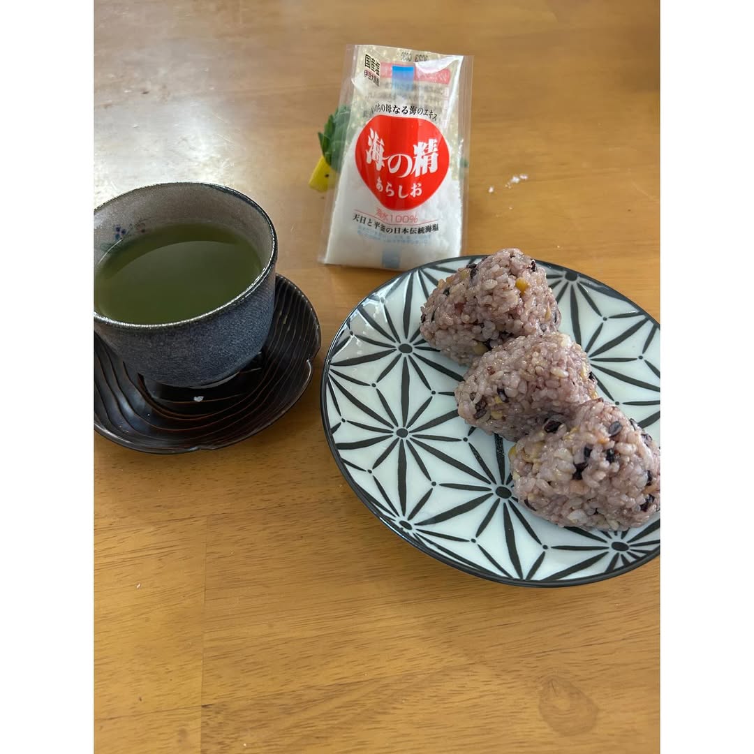口コミ投稿：今朝の朝食は玄米と16穀米の塩むすび🍙今日の塩むすびにはとても美味しい秘密がありま…