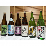 🤍 ・  宅呑みする人におすすめ🙋🏼‍♀️  酒処新潟から厳選した  日本酒ｾｯﾄ🍶´-  新潟地酒飲みくらべ 一升瓶5本組 ➕ 1本増量 新潟の名門蔵が夢のそろい踏み利酒師…のInstagram画像