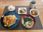 お天気のせいか、やる気なしの休日でも、ご飯はちゃんと食べたい。。ということで、母にどうかなと思っていた冷凍おかずをお試し😋どれにしようかな🎵で豚かつのとじ煮に決定的チンしてそのまま…のInstagram画像