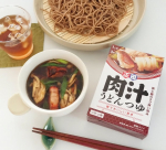 *毎日、暑い暑い💦お昼ごはんは、ちゅるちゅるっと冷たいお蕎麦手軽に専門店の本格的な味が楽しめる「肉汁うどんつゆ」で作りましたつゆは、180ccの水とお好みの具材を入れて煮立たせるだけ…のInstagram画像