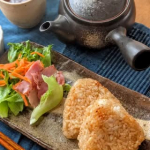 気付いてしまった、、、肉汁うどんつゆで焼きおにぎりを作るとお肉なしでもお肉の風味を感じるおいしい焼きおにぎりが出来ちゃう💡コツは湯煎で温めてからごはんに混ぜるこの1点のみ。帰省してい…のInstagram画像