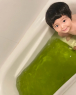 自然を感じれる入浴剤～✨松寿の宝湯（しょうじゅのたからゆ）だよ✨色も濃い緑が森林感ましましでりくとが入れてくれてたんだけどわああ～みどりだあ～って喜んでた🌳いいにおいーって言いながら気…のInstagram画像