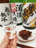 今夜はおうちで日本酒三昧。利酒師が旨い酒だけを厳選した、新潟地酒飲みくらべ 一升瓶５本組＋１本増量。宅配業者さんが重そうにカートに乗せて運んで来てくれて、なんだろうと思ったら一升瓶の６本セットでし…のInstagram画像