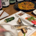 #PR 旦那ちゃんが帰省した先週末タイミングよく届いた新潟地酒飲みくらべセットで晩御飯どれにしようか迷いに迷って利酒師がお料理との相性がよい💡と食中用におすすめしていた深山淡雪をチョイ…のInstagram画像