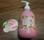 🍑🍑『あかすりピーリング 桃』をお試ししました。洗い流すタイプのピーリングジェルです。とにかく桃の香りがすごくします。洗い流した後も桃の香りが続きます。めっちゃ良い香りです。癒やされます…のInstagram画像