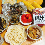 今日の晩ごはん。旨辛肉汁🌶️これめっちゃ手軽で美味しいの！！豚バラ、白ネギ、油揚げを汁に入れて煮込むだけ！冷凍うどんレンチンして冷やして。。つけ麺。美味しかった〜！#PR #正田醤油株式…のInstagram画像