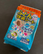 エステーさまのドライペット ふとん快適シート 🩵この時期は夜も暑いから寝室の冷房や扇風機をつけて寝ているんだけど子どもたちは寝汗でびしょびしょ🥵梅雨で布団も外干しできないし、気になってた……のInstagram画像