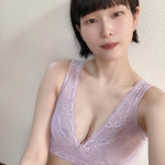 LUNAナチュラルアップナイトブラ新カラーのエアリーペールパープルを着てみたよ〜💜涼しげなパープルのパステルカラーが可愛い///多分胸はC70くらいだと思うんだけど、Mサイズでぴったりな感…のInstagram画像