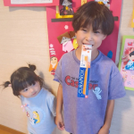 クラプロックス　キッズ　子ども歯ブラシ(4歳～12歳) 4歳から12歳までのお子様のために特別に設計された、小さなお口でも奥まで届くコンパクトなブラシヘッドだから 上手にやさしくみがけるよ🤗🌈…のInstagram画像