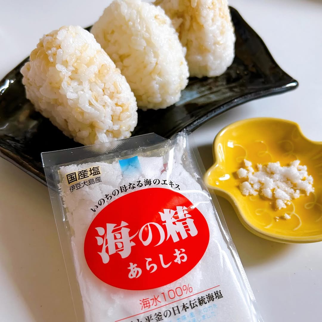 口コミ投稿：休日の昼食‪𓂃 𓈒𓏸 『海の精 あらしお 』を使った塩むすび🍙🧂海の精 あらしお は 伊豆大…