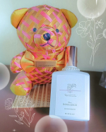.この可愛いボトルは "フリージアのトワレ" ♡鼻腔をくすぐる優しいお花の香りで一面広がるお花畑に、やわらかい日差しの中、日傘をさしながら歩いていくとふわっと感じるあの香り！のイメージ(୨୧ᵕ…のInstagram画像