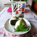 夏もこんぶ茶「減塩こんぶ茶」　玉露園減塩こんぶ茶をご飯に混ぜておにぎりを作りました。塩の代わりに減塩こんぶ茶を使いました。減塩なので塩辛過ぎず安心ですね。こんぶの味がとても爽やかで、美味…のInstagram画像