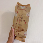 ＼とろける新食感💕／もち吉さんの『ふんわりアーモンド 黒糖味』をおやつに🍘🌰見た目はあられなのに、ひとくち食べるとびっくり！淡雪みたいにふわっ…ととろけて、アーモンドの香ばしさと黒糖のやさしい…のInstagram画像