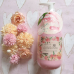 商品提供いただいて使ってみました。あかすりピーリング　桃 ♡古い角質、気になるくすみ(不要な角質や汚れによる)・ざらつきへのあかすりピーリングです！ピーリング後の肌をケアする保湿成分「ヒア…のInstagram画像