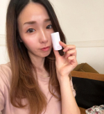 可愛い可愛いハイライトをいただきました♡グミのようにちゅるんちゅるんで、つけ心地がめっちゃよい！ヒヤってする笑持ち運びもしやすいサイズ感で、化粧直しにもばつぐんです！！写真も艶感増しで可愛い…のInstagram画像