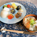 いつかのホリデーランチ。塩むすびと豚汁と残り物プレート。***最近の長男の好きなもの。なんと具のない塩おにぎり🍙何きっかけかはわかりませんが、突然ふりかけいらない、ご飯だけの白いのが…のInstagram画像
