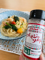 《おうちごはん》🍝今日のお昼は、えび・ほうれん草・畑のトマト🍅それからお友達のご主人作のベーコンを使ったガーリックパスタ🥓味付けはぜ〜んぶ【クレイジーソルト】で完結✨これ1本に岩塩・オニオ…のInstagram画像