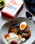 大好きな、正田醤油さんの【麺でおいしい食卓】シリーズ。@shoda_shoyu1873 今回は『旨辛肉汁うどんつゆ』を、うどんではなく「カレー」にアレンジしてみました🍛このつゆ、ただのつけつ…のInstagram画像