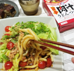 *毎日暑いですねー🌞ツルっと冷たい麺が食べたくなります🥢@shoda_shoyu1873こちらのレシピを参考にして、サラダうどんを作りました🥗冷たくしたうどんに庭で採れた青じそとレ…のInstagram画像