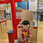 池袋ロフトで開催中の「毛穴撫子 町内夏祭り2025」行ってきたよ～！レトロな世界観がかわいすぎる♥福引き抽選会もやっててオリジナルグッズ狙ったけど、参加賞のステッカーもめっちゃ可愛い✨️福引き…のInstagram画像