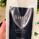 #PR #エーエフシーAFCのSHIN.薬用ボタニカルスカルプシャンプーを使ってみました☘️フケ、かゆみ・ニオイを防いで清潔にしてくれるシャンプーです🫧シャンプーのプロフェッショナルと悩める3…のInstagram画像