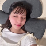 𓈒𓏸首と肩がホッとする枕PLUSこれを使って数週間...首と肩の凝り感が軽くなったきがする☺️高さも変えれるし、振動もするのでおすすめ😳#PR #calqs #寝ながら温活 #ホッ…のInstagram画像